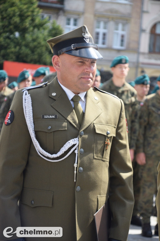 Uroczysty apel na chełmińskim rynku z okazji Święta 3. Pułku Saperów