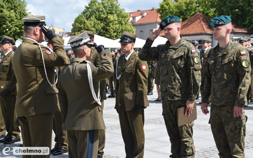 Uroczysty apel na chełmińskim rynku z okazji Święta 3. Pułku Saperów
