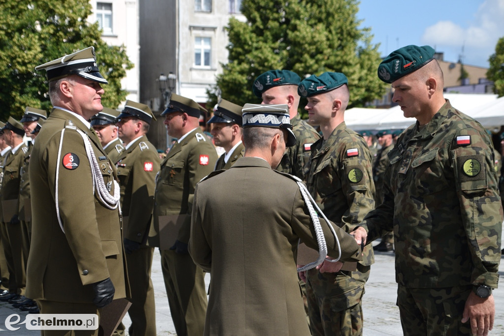 Uroczysty apel na chełmińskim rynku z okazji Święta 3. Pułku Saperów