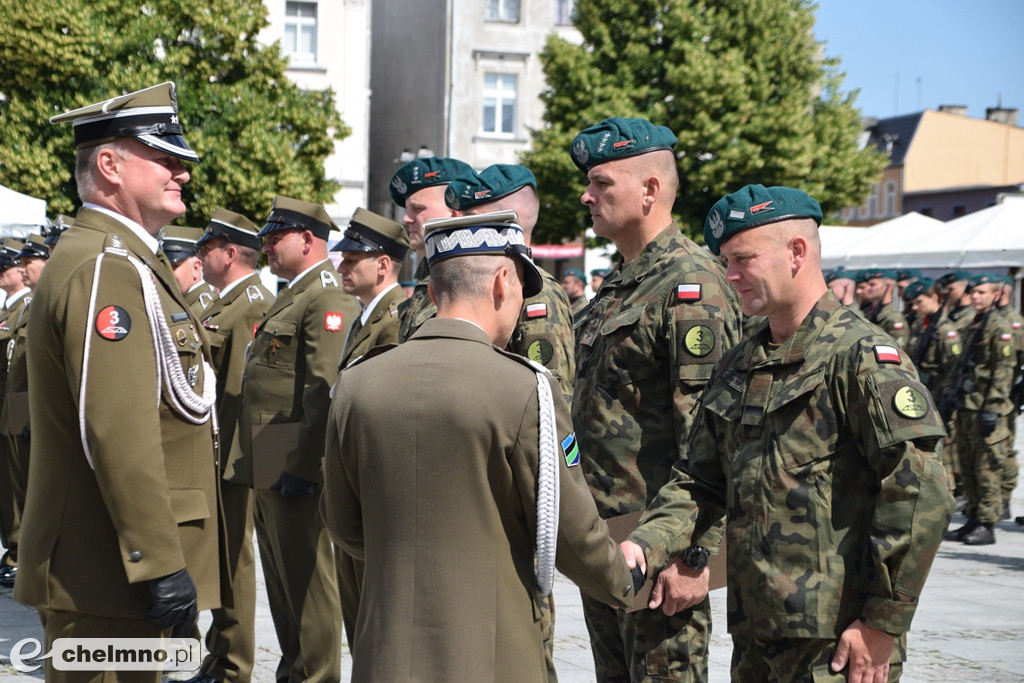 Uroczysty apel na chełmińskim rynku z okazji Święta 3. Pułku Saperów