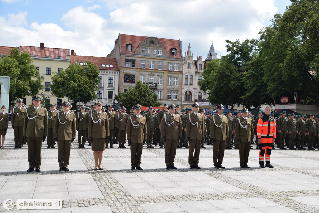 Uroczysty apel na chełmińskim rynku z okazji Święta 3. Pułku Saperów