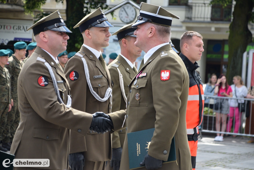 Uroczysty apel na chełmińskim rynku z okazji Święta 3. Pułku Saperów