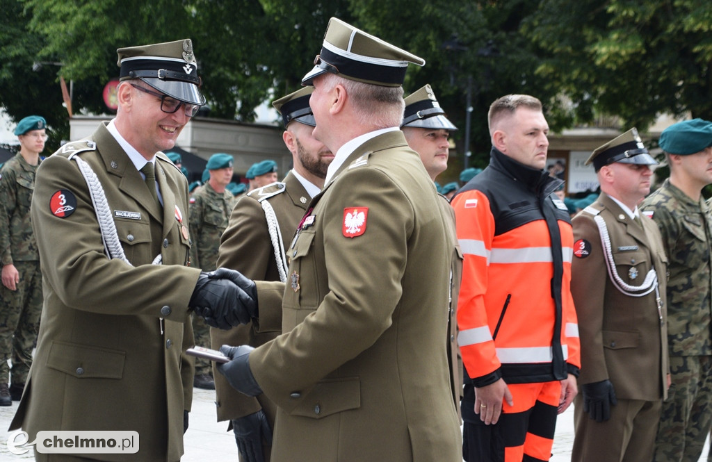 Uroczysty apel na chełmińskim rynku z okazji Święta 3. Pułku Saperów