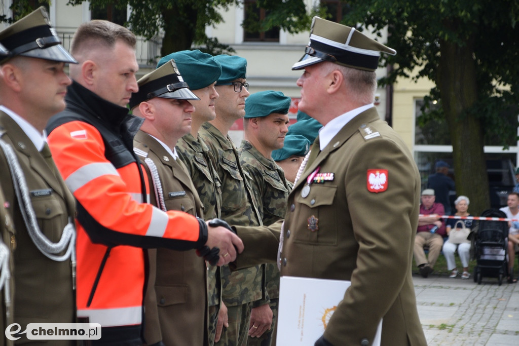Uroczysty apel na chełmińskim rynku z okazji Święta 3. Pułku Saperów