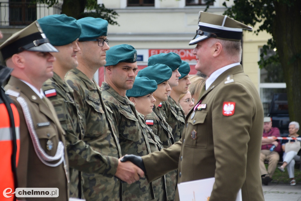 Uroczysty apel na chełmińskim rynku z okazji Święta 3. Pułku Saperów