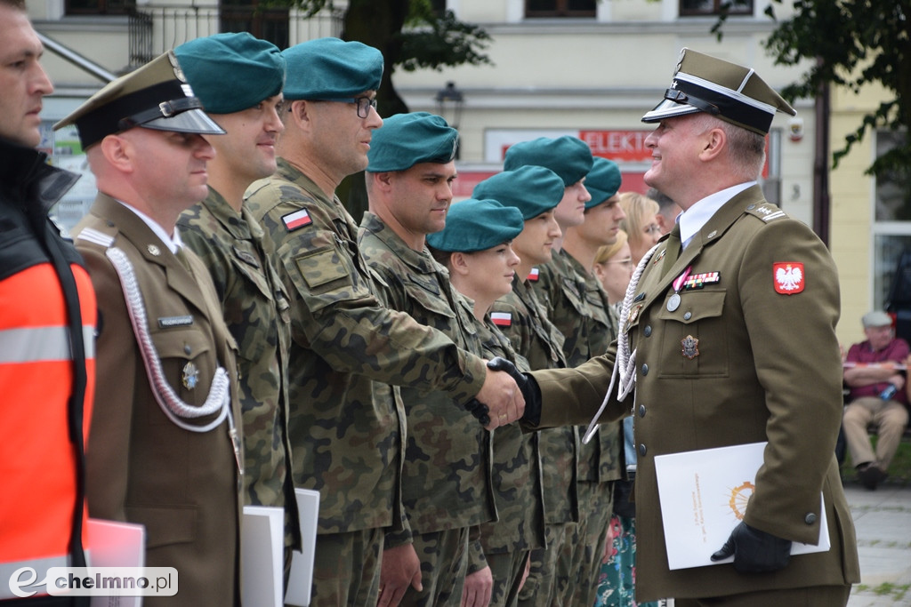 Uroczysty apel na chełmińskim rynku z okazji Święta 3. Pułku Saperów