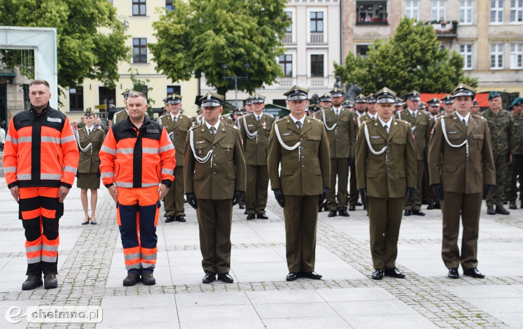 Uroczysty apel na chełmińskim rynku z okazji Święta 3. Pułku Saperów
