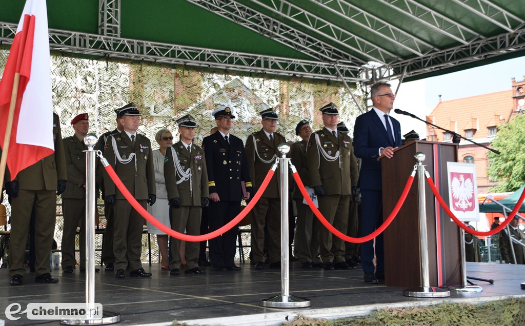 Uroczysty apel na chełmińskim rynku z okazji Święta 3. Pułku Saperów