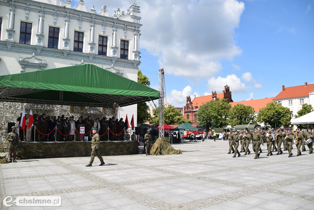 Uroczysty apel na chełmińskim rynku z okazji Święta 3. Pułku Saperów
