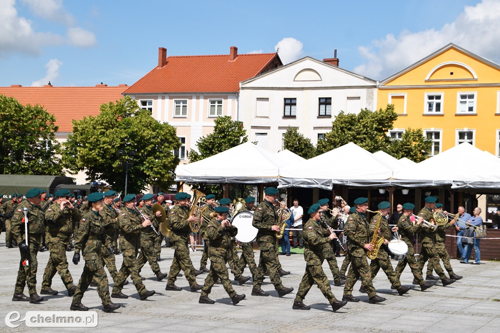 Uroczysty apel na chełmińskim rynku z okazji Święta 3. Pułku Saperów