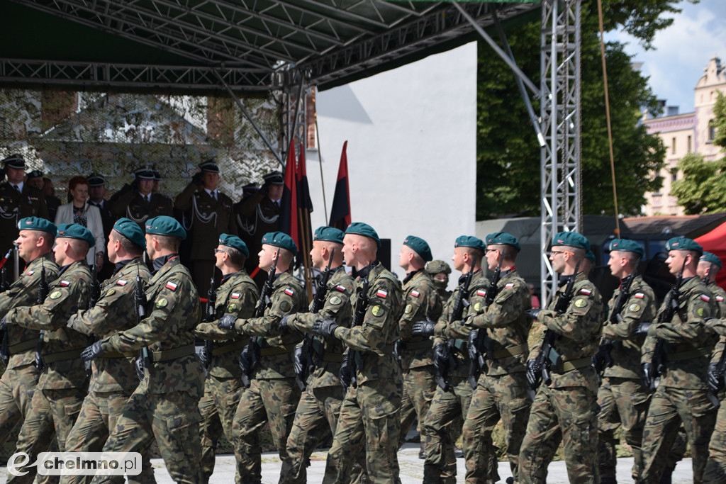 Uroczysty apel na chełmińskim rynku z okazji Święta 3. Pułku Saperów