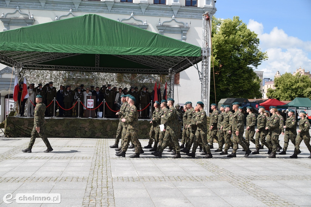 Uroczysty apel na chełmińskim rynku z okazji Święta 3. Pułku Saperów