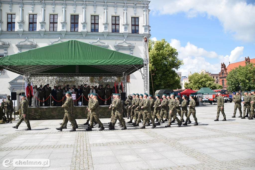 Uroczysty apel na chełmińskim rynku z okazji Święta 3. Pułku Saperów