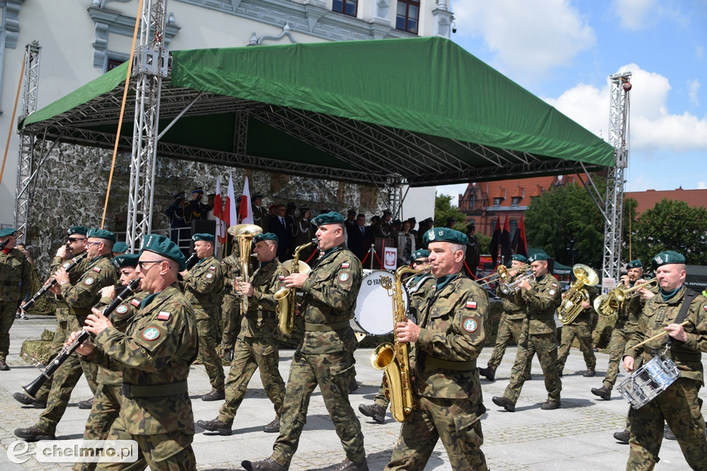 Uroczysty apel na chełmińskim rynku z okazji Święta 3. Pułku Saperów
