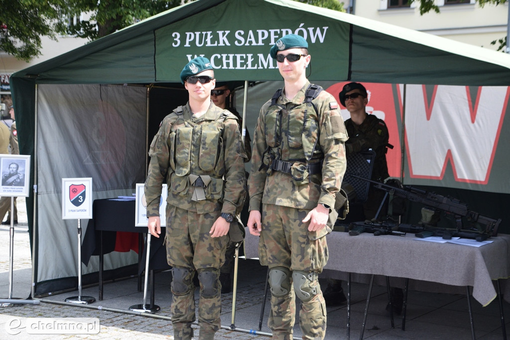 Uroczysty apel na chełmińskim rynku z okazji Święta 3. Pułku Saperów