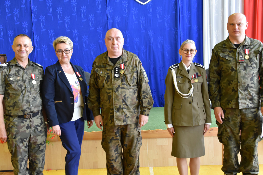 Uroczystość Związku Rezerwistów RP w Szkole Podstawowej w Starogrodzie