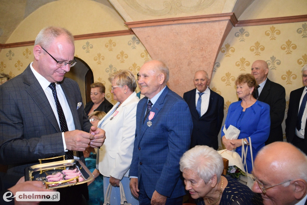 Medale Prezydenta z okazji Złotych Godów. Burmistrz Chełmna uhonorował wzruszonych Jubilatów