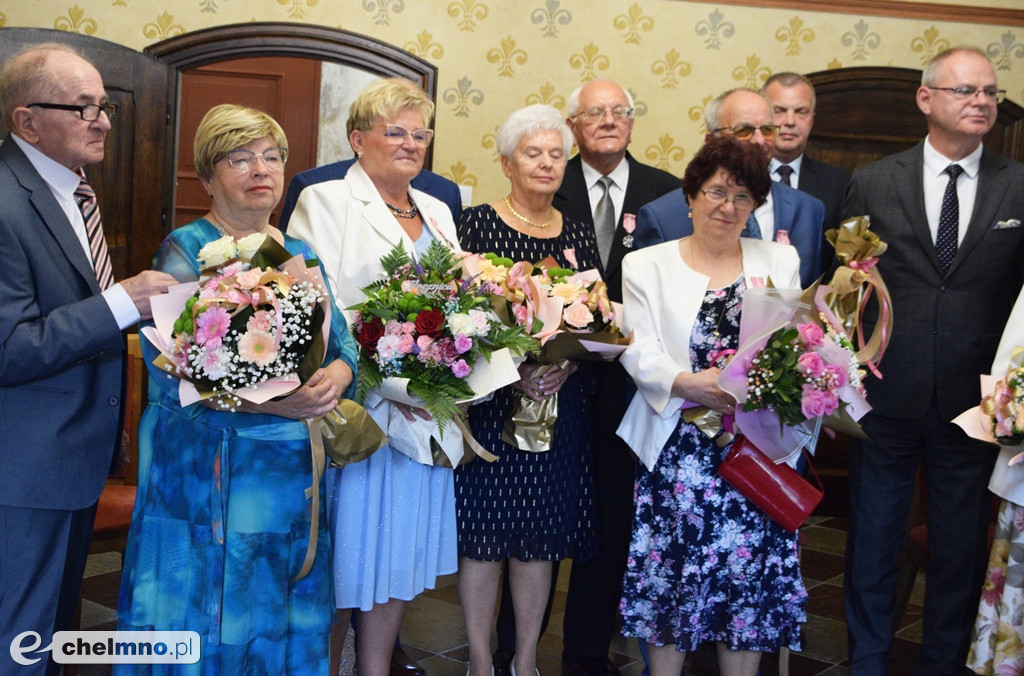 Medale Prezydenta z okazji Złotych Godów. Burmistrz Chełmna uhonorował wzruszonych Jubilatów