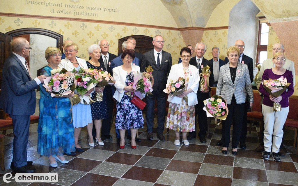 Medale Prezydenta z okazji Złotych Godów. Burmistrz Chełmna uhonorował wzruszonych Jubilatów