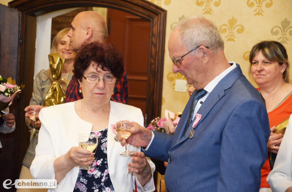 Medale Prezydenta z okazji Złotych Godów. Burmistrz Chełmna uhonorował wzruszonych Jubilatów