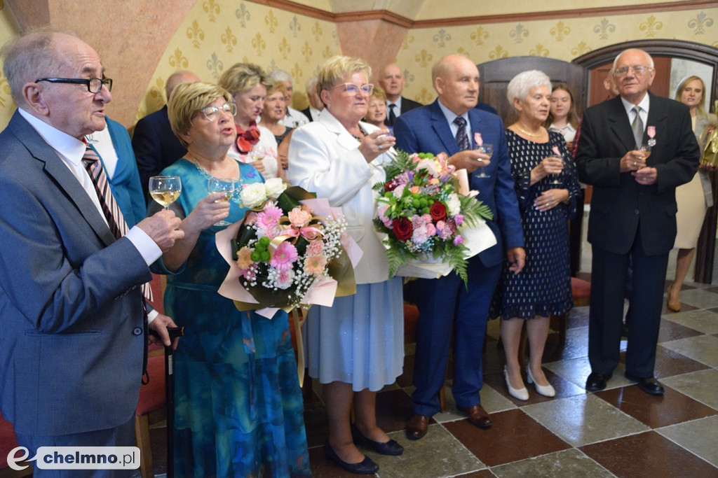 Medale Prezydenta z okazji Złotych Godów. Burmistrz Chełmna uhonorował wzruszonych Jubilatów