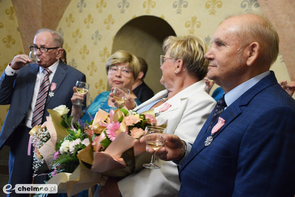 Medale Prezydenta z okazji Złotych Godów. Burmistrz Chełmna uhonorował wzruszonych Jubilatów