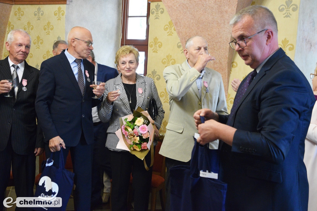 Medale Prezydenta z okazji Złotych Godów. Burmistrz Chełmna uhonorował wzruszonych Jubilatów