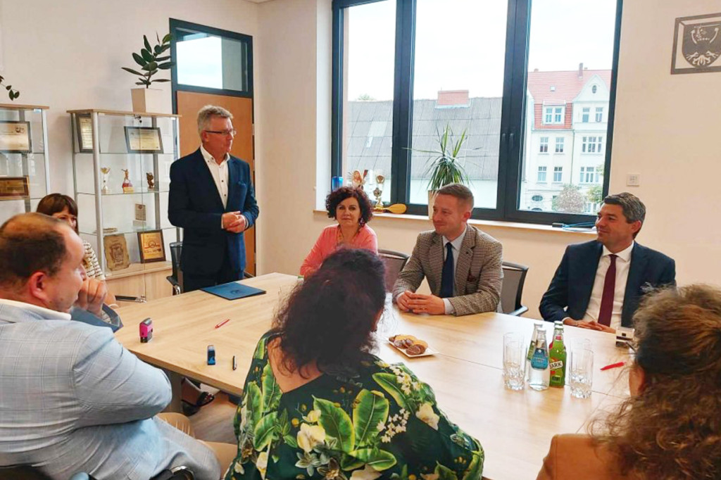 Podpisanie umów i wręczenie czeków laureatom IV Edycji Powiatowego Konkursu