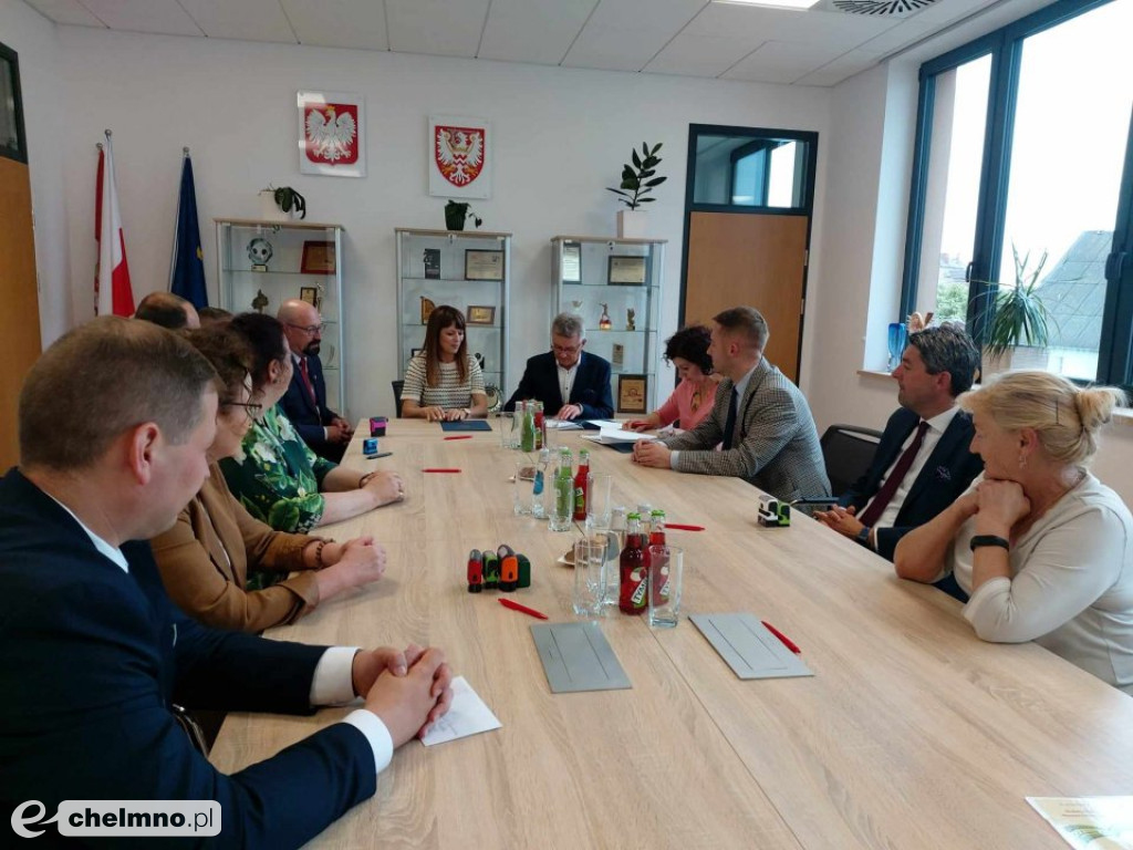 Podpisanie umów i wręczenie czeków laureatom IV Edycji Powiatowego Konkursu