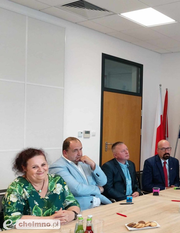 Podpisanie umów i wręczenie czeków laureatom IV Edycji Powiatowego Konkursu