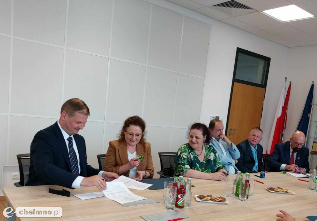 Podpisanie umów i wręczenie czeków laureatom IV Edycji Powiatowego Konkursu