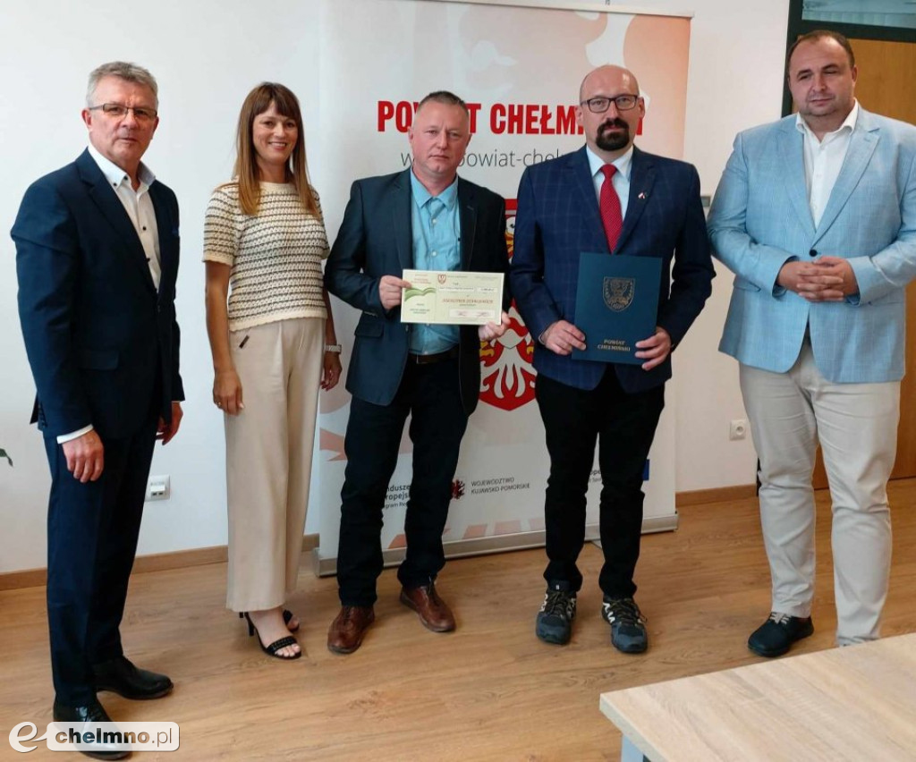 Podpisanie umów i wręczenie czeków laureatom IV Edycji Powiatowego Konkursu