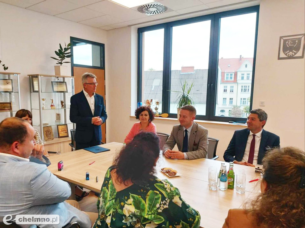 Podpisanie umów i wręczenie czeków laureatom IV Edycji Powiatowego Konkursu