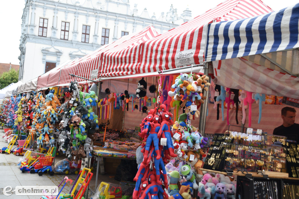 Trwa Odpust Chełmiński. A na płycie rynku kolorowe stragany