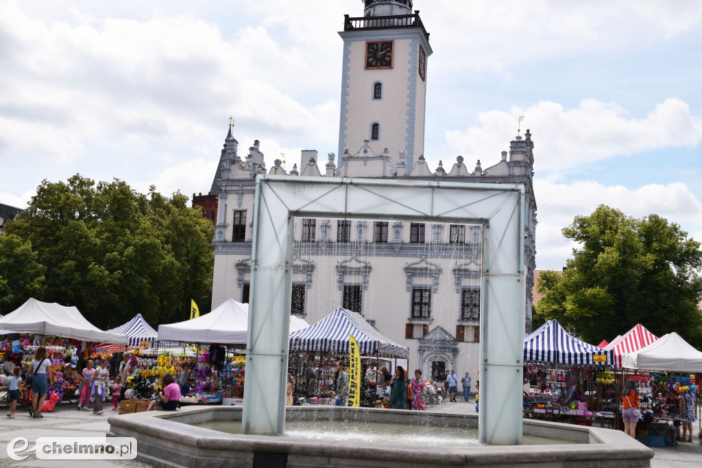 Trwa Odpust Chełmiński. A na płycie rynku kolorowe stragany