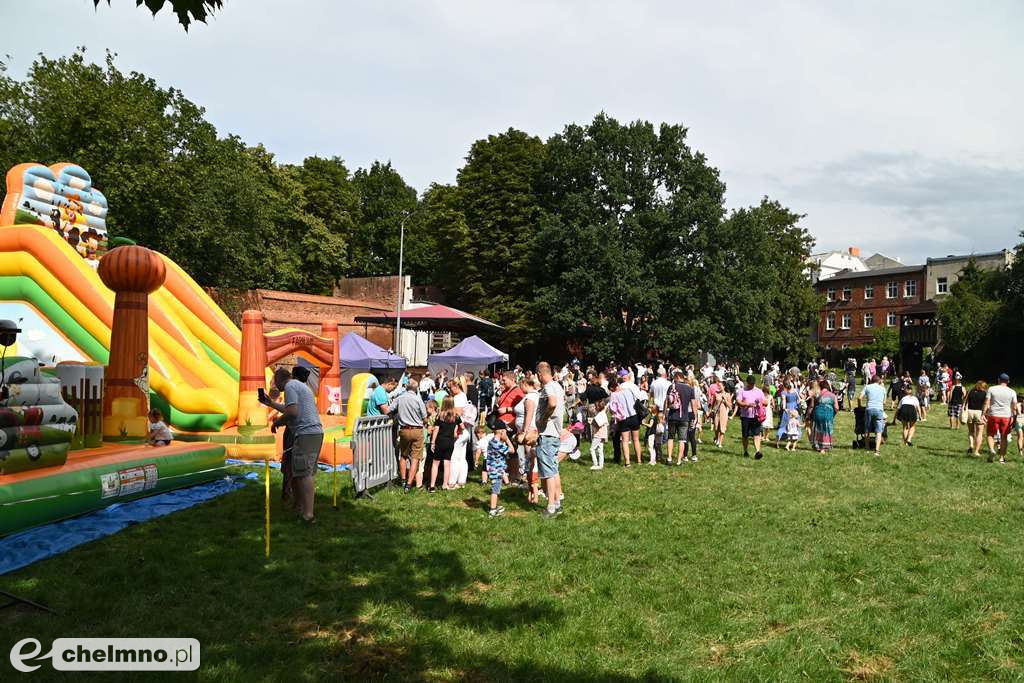 Kolorowy świat holi, baniek mydlanych oraz teatr ECHA