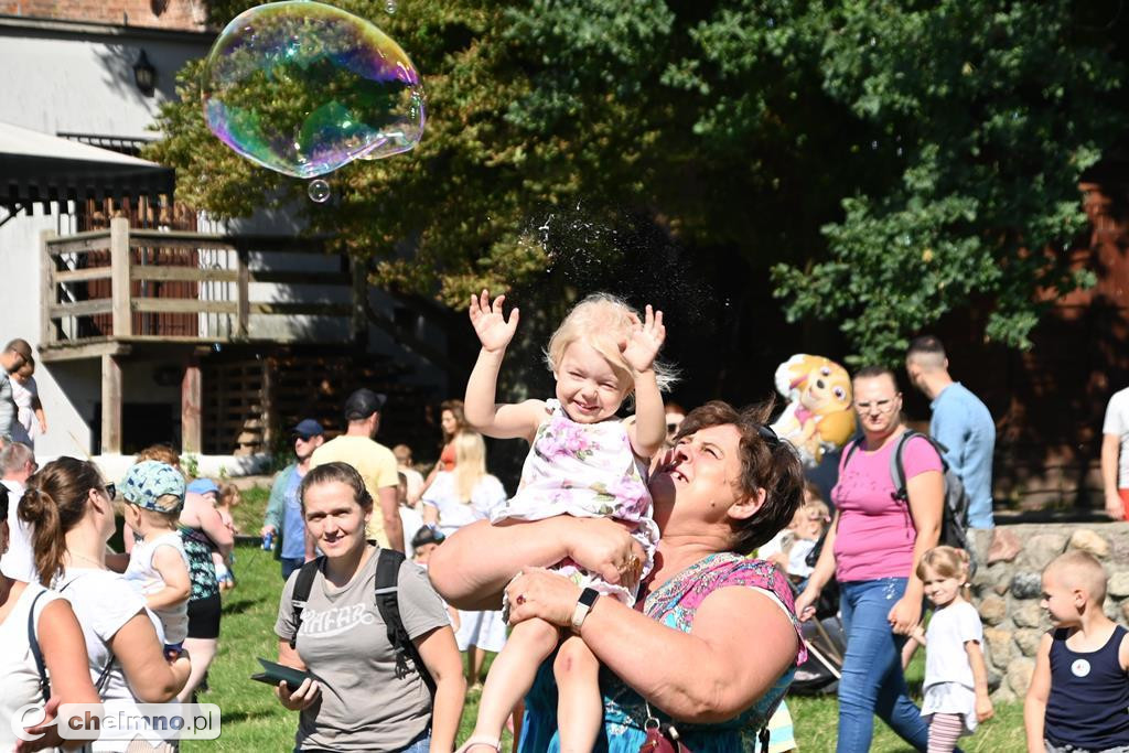 Kolorowy świat holi, baniek mydlanych oraz teatr ECHA