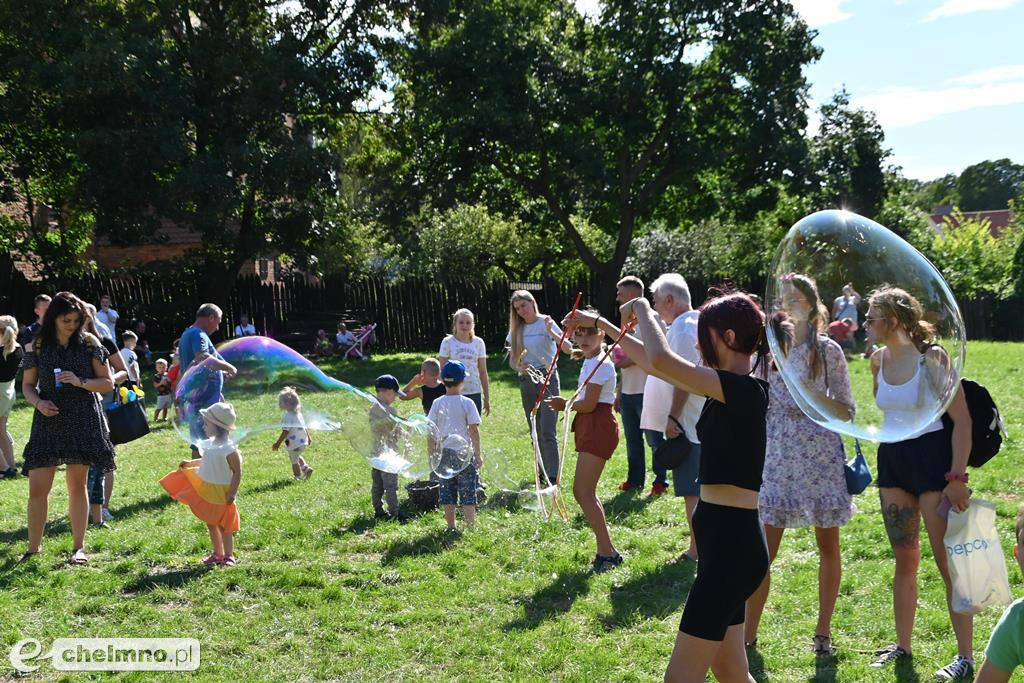 Kolorowy świat holi, baniek mydlanych oraz teatr ECHA