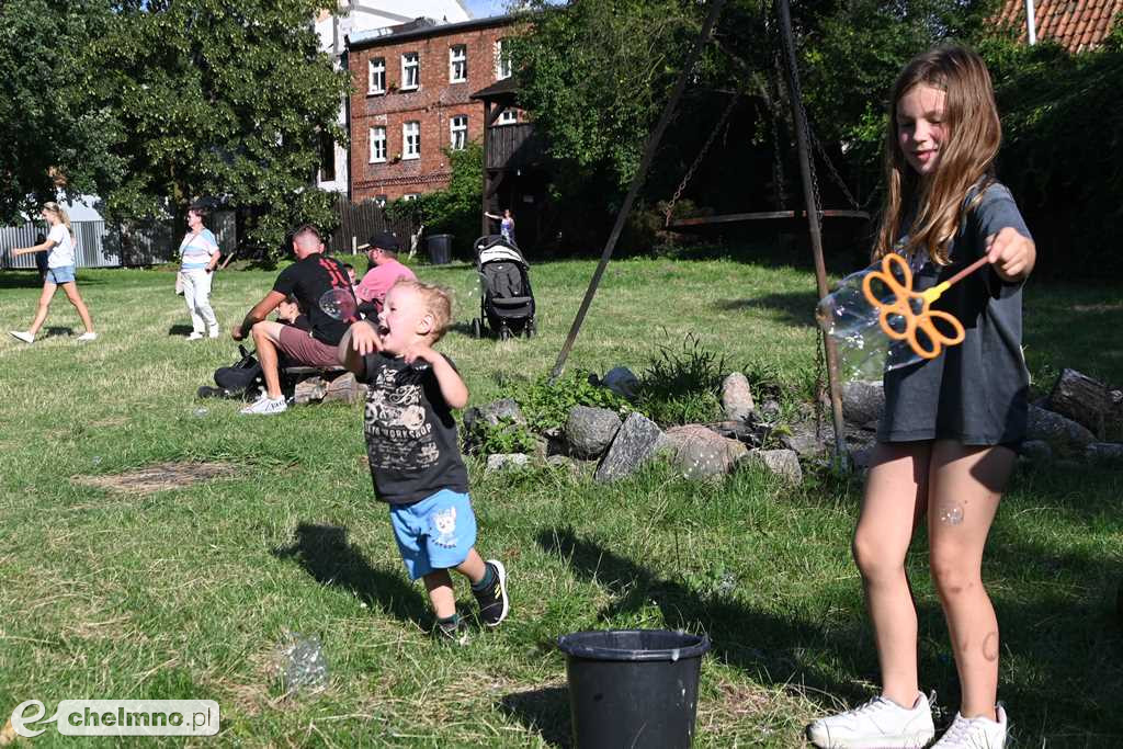 Kolorowy świat holi, baniek mydlanych oraz teatr ECHA