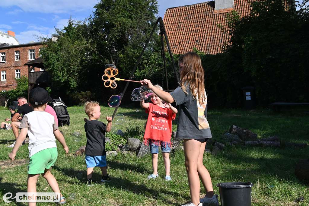 Kolorowy świat holi, baniek mydlanych oraz teatr ECHA