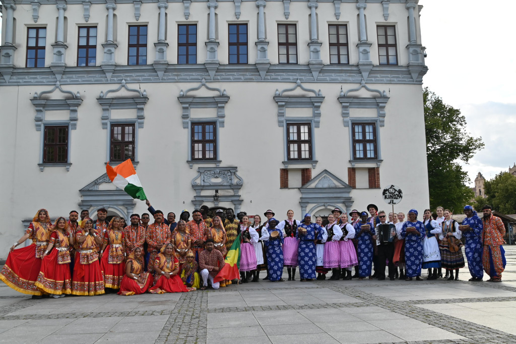 Intrygujące występy na Światowym Festiwalu Folkloru Father’s Village