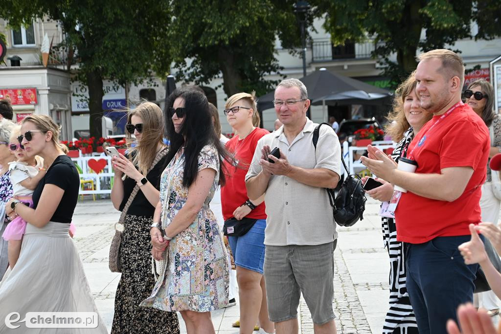 9 Hillsowa moda zabytkowa - niedzielna prezentacja przy fontannie