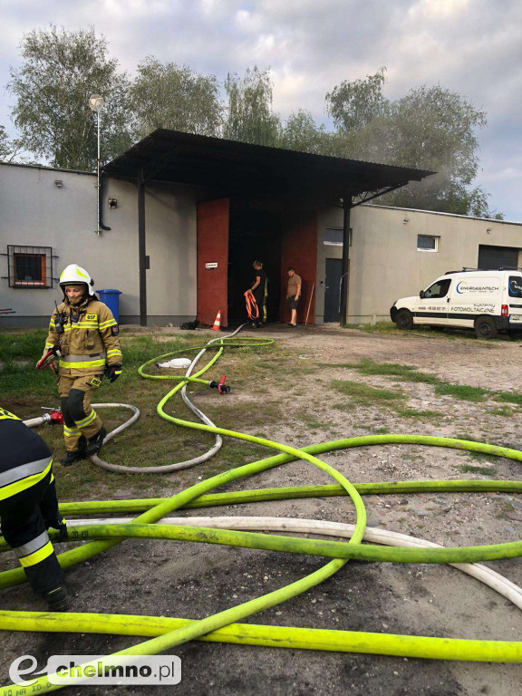 9 zastępów strażackich gasiło pożar kompleksu garaży w Stolnie