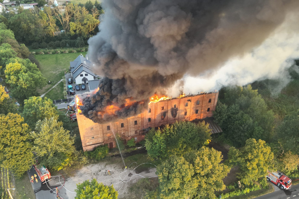 29 zastępów strażackich z 3 powiatów walczyło z pożarem młyna