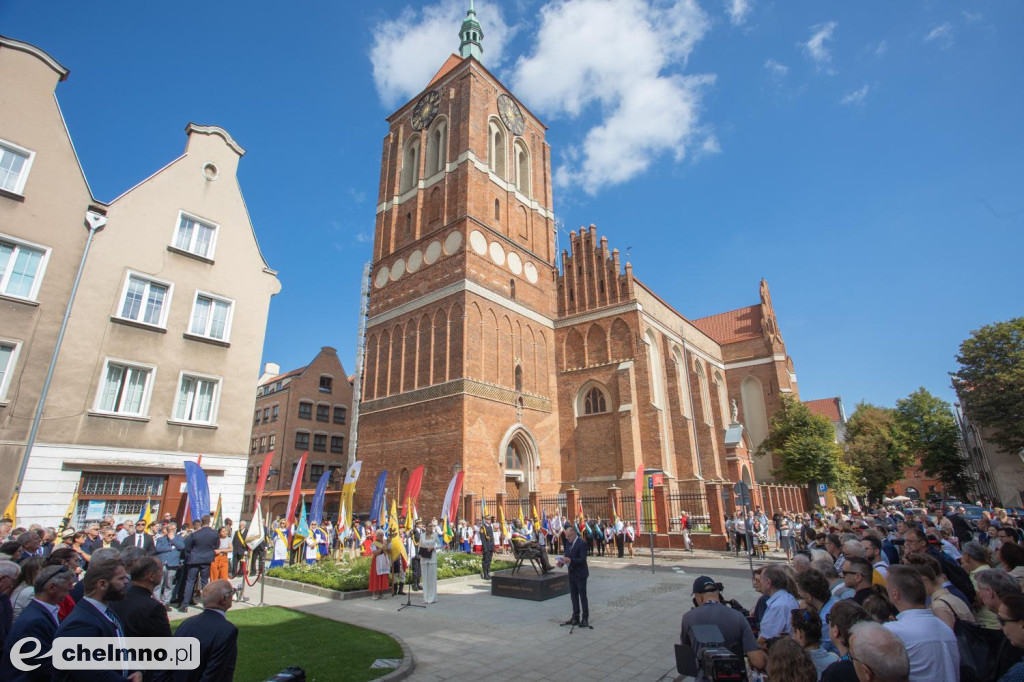 Kwiaty pod pomnikiem Lecha Bądkowskiego w Gdańsku