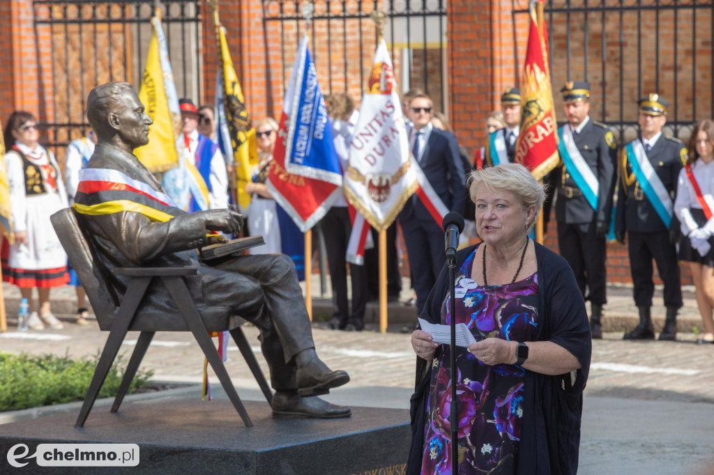 Kwiaty pod pomnikiem Lecha Bądkowskiego w Gdańsku