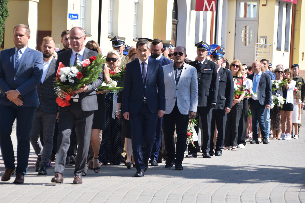 Delegacje złożyły wiązanki kwiatów przy Grobie Nieznanego Żołnierza w Chełmnie