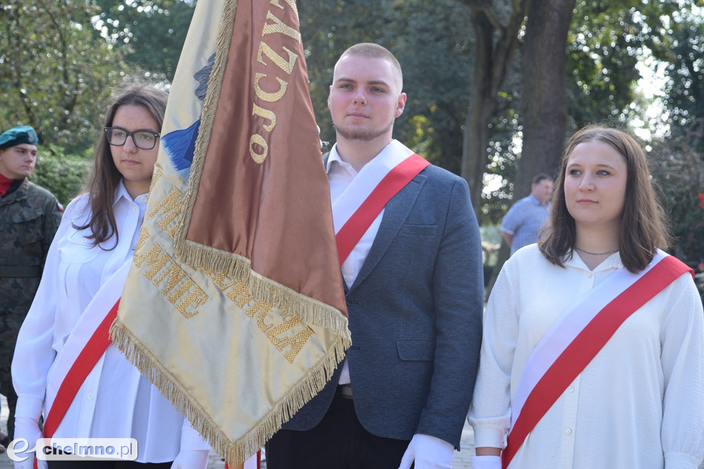 Delegacje złożyły wiązanki kwiatów przy Grobie Nieznanego Żołnierza w Chełmnie