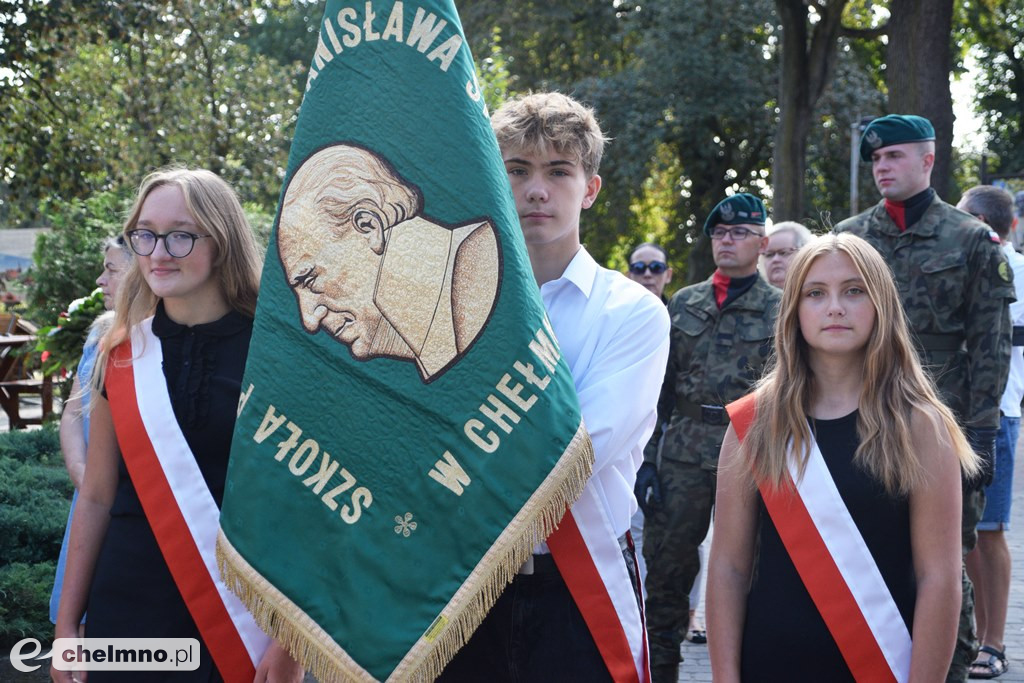 Delegacje złożyły wiązanki kwiatów przy Grobie Nieznanego Żołnierza w Chełmnie