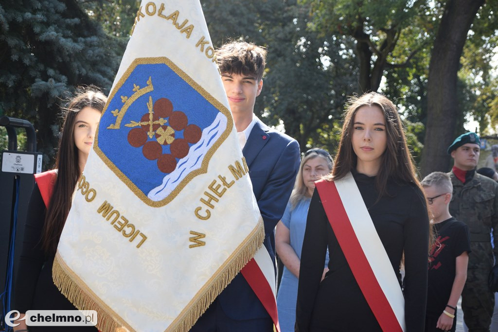 Delegacje złożyły wiązanki kwiatów przy Grobie Nieznanego Żołnierza w Chełmnie